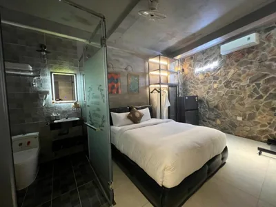 Doble económica — KnK Inn Boutique Hotel and Rooftop Sports Pub